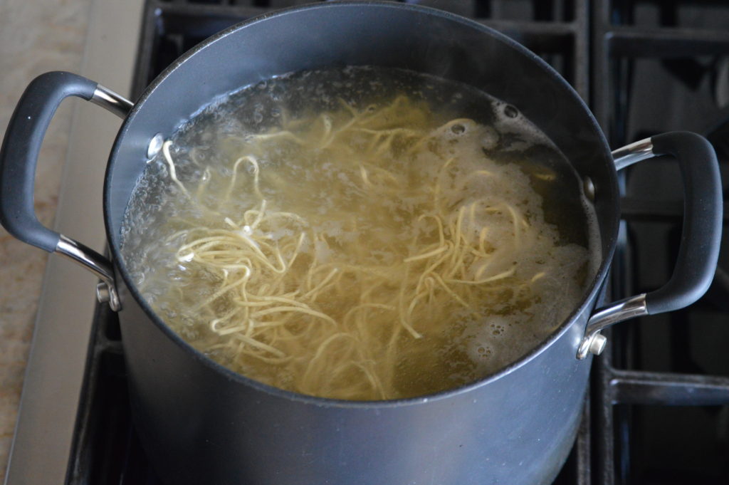 The chow mein noodles boiling