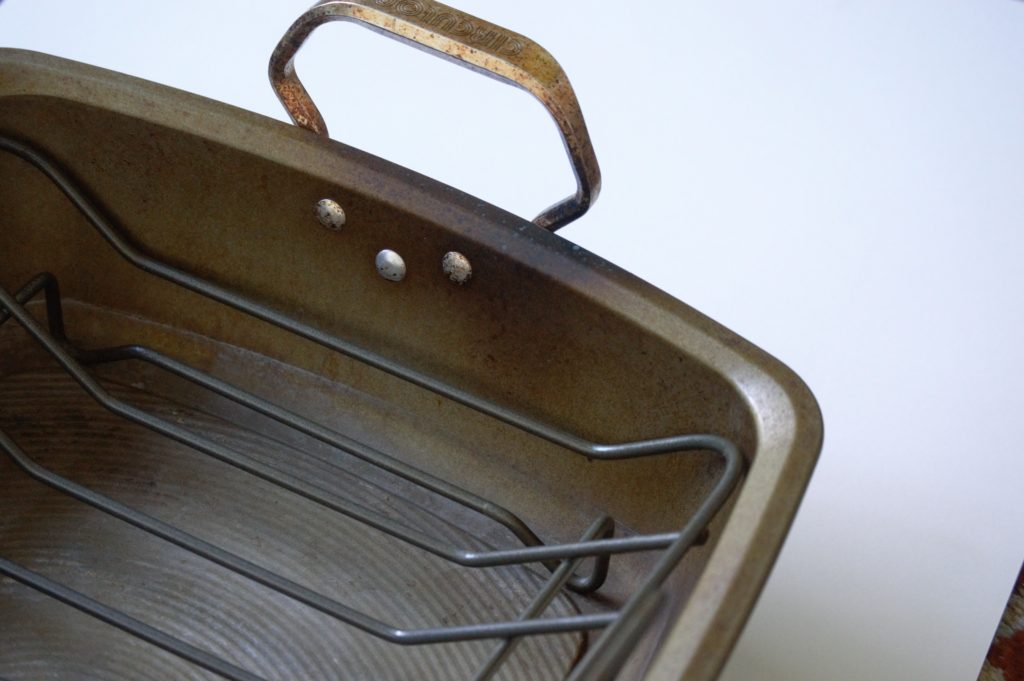 the sides of a roasting pan showing the cookwares straightness