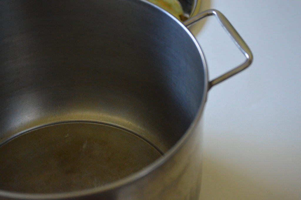 the sides of a stock pot showing the cookwares straight sides