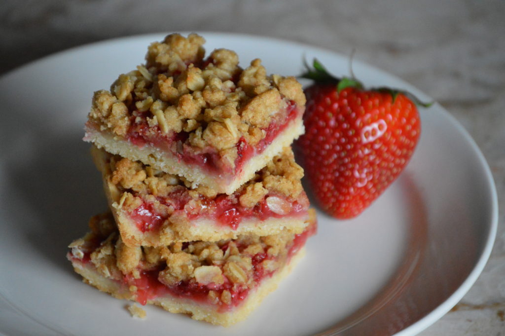 The finished strawberry crumble bars