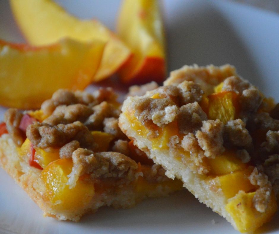 the finished peach crumble bars