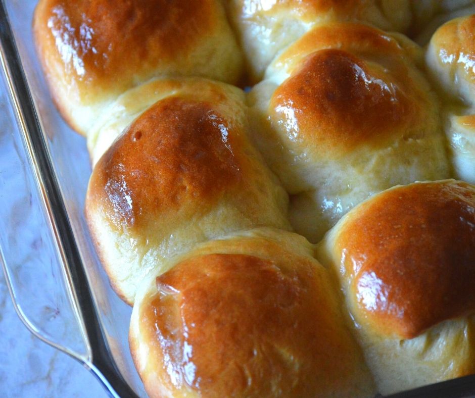the finished dinner rolls