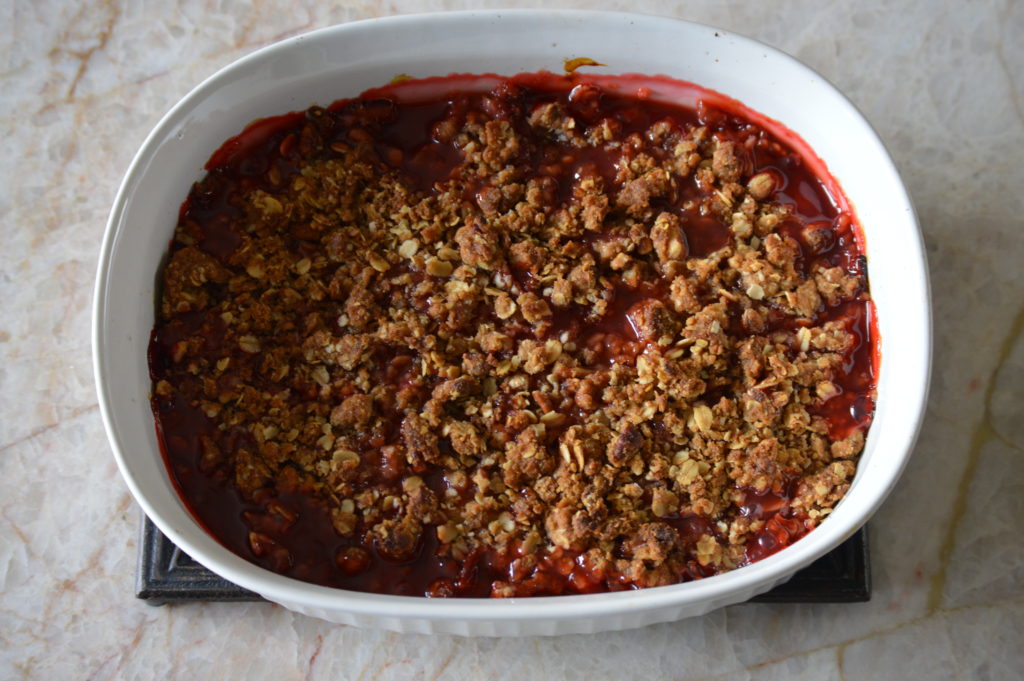 the cooked strawberry rhubarb crisp resting 