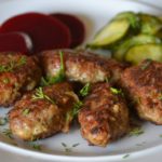 a plate of the finished frikadeller