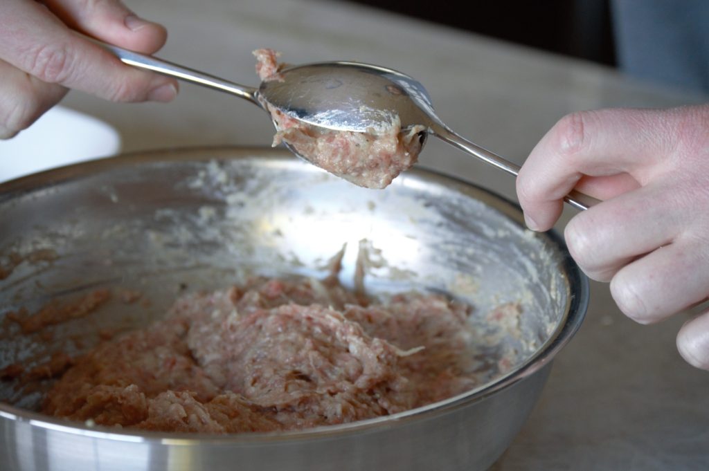 using a scond spoon to form the frikadeller