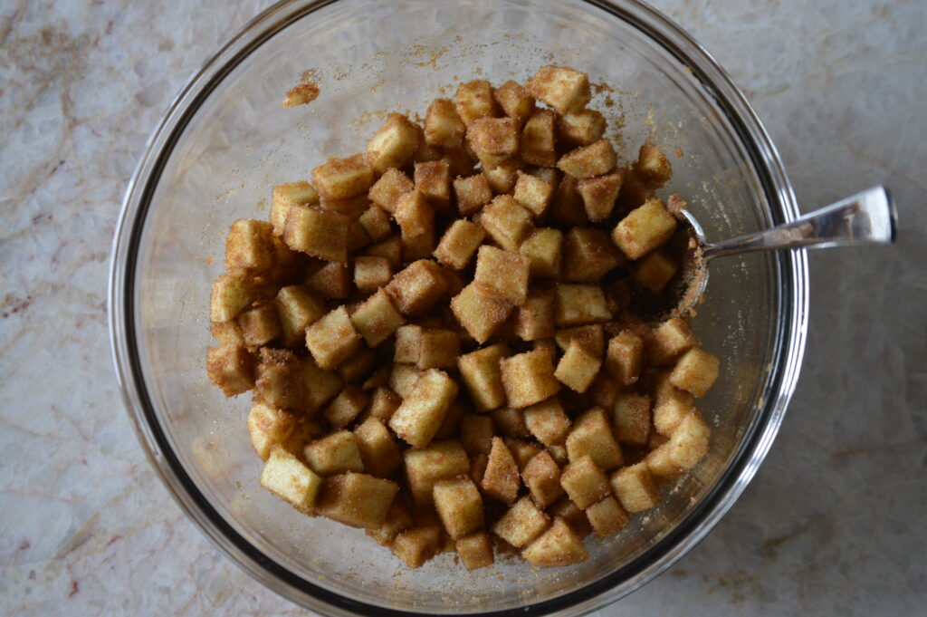 the apples brown sugar and cinnamon mixed together