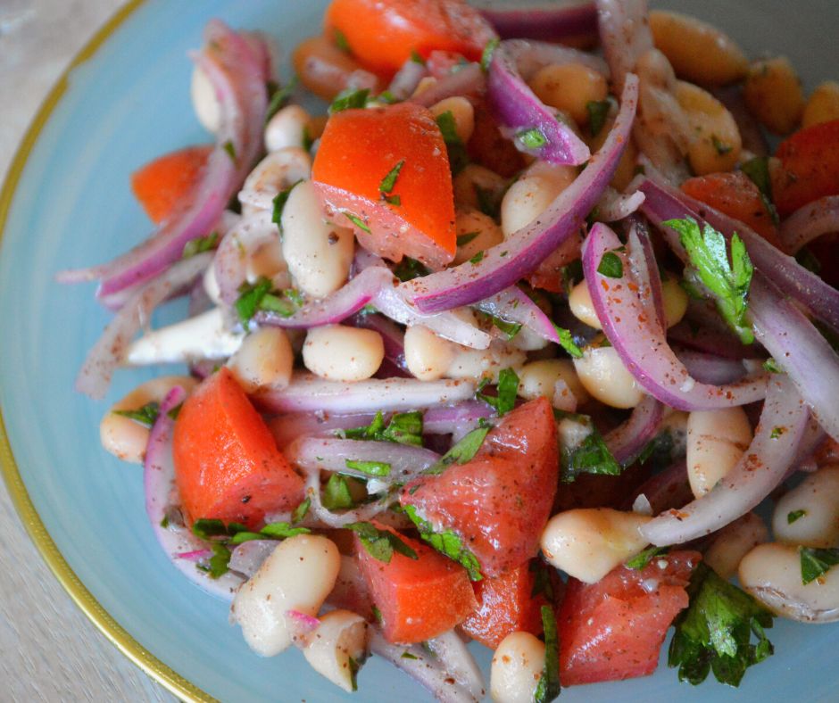 a plate of the finished piyaz salad